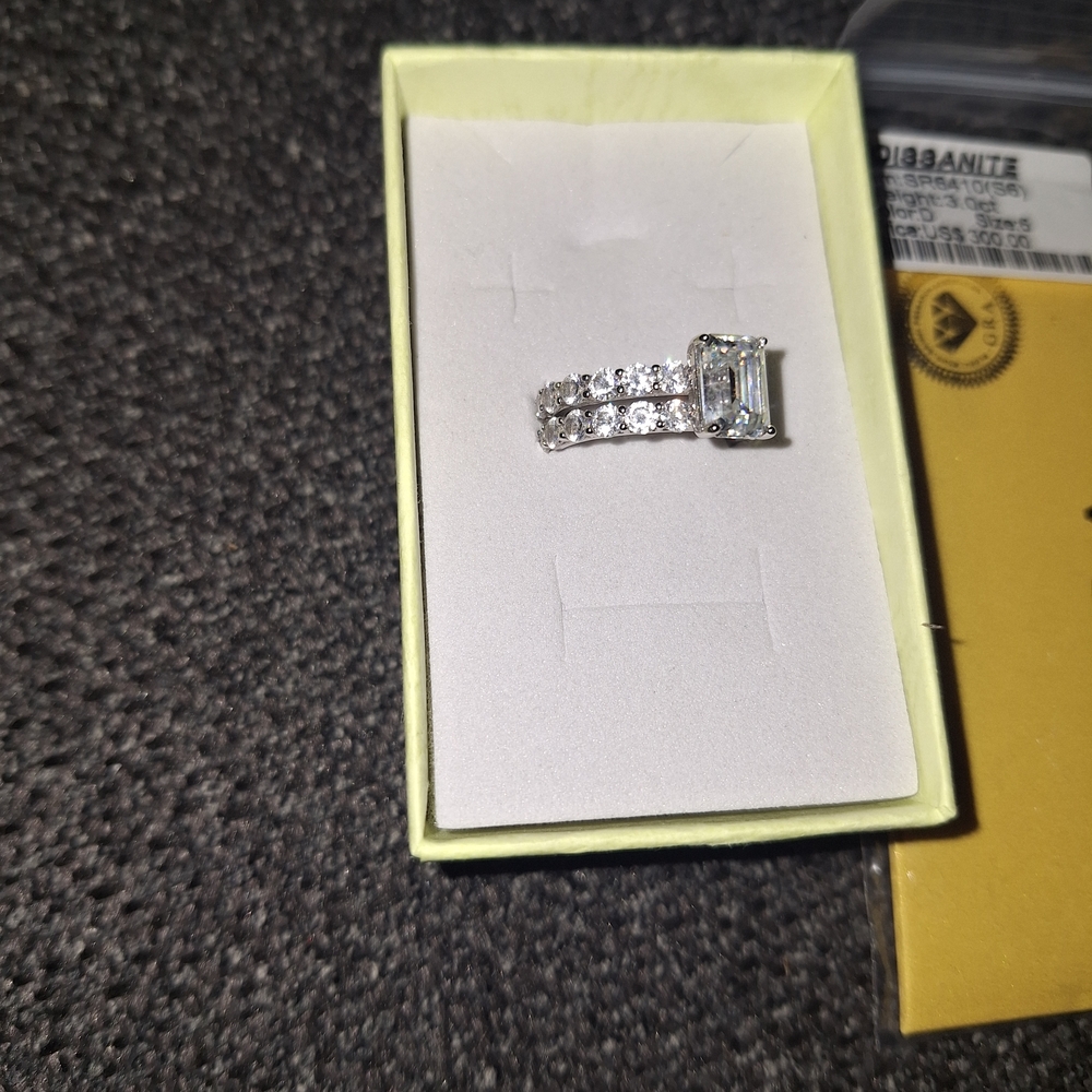 Elegant Silver Moissanite Ring Size 6 - Picture 5 of 7
